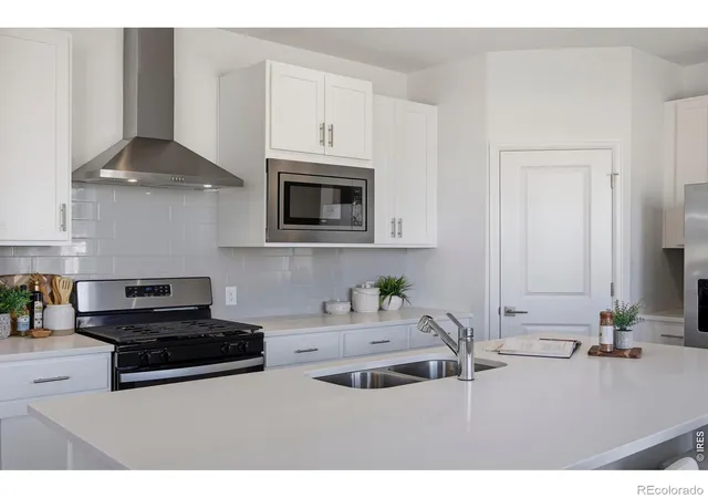 Single family home for sale at 438 Overbrook Ln, Longmont, CO 80504 | MLS# IR1054036