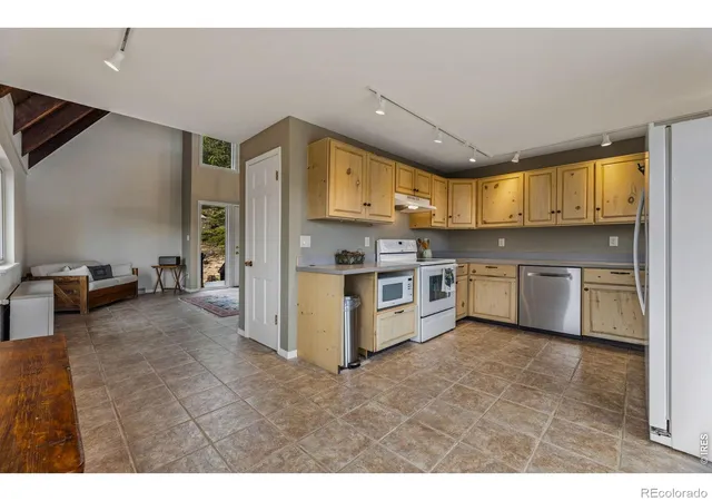 Photo 4 of Single family home for sale at 1637 Black Squirrel Dr, Estes Park, CO 80517 | MLS# IR1059338 | Listing updated on 2026-09-30