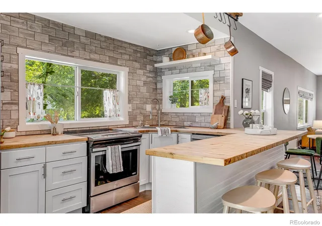 Photo 4 of Single family home for sale at 204 N Jefferson Ave, Loveland, CO 80537 | MLS# IR1061751 | Listing updated on 2026-10-17