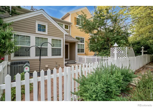 Photo 3 of Townhouse for sale at 905 Snowberry St, Longmont, CO 80503 | MLS# IR1063776 | Listing updated on 2026-09-17