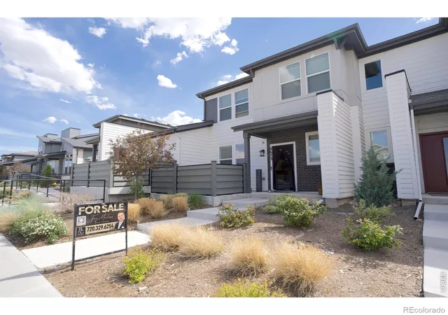 Townhouse for sale at 6673 N Ceylon St, Denver, CO 80249 | MLS# IR1063925