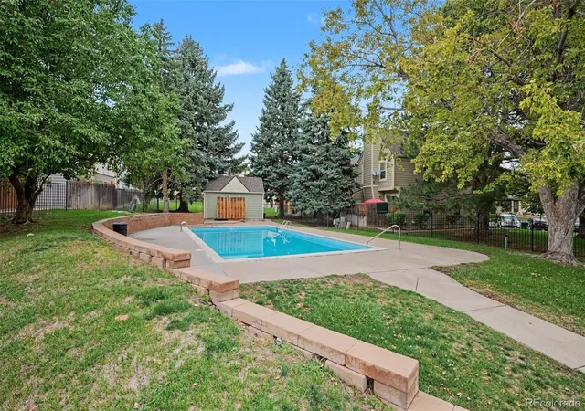 Listing Photo 2 - Condo for sale in building located at 1662 S Idalia Cir, Aurora, CO 80017 - Unit #N