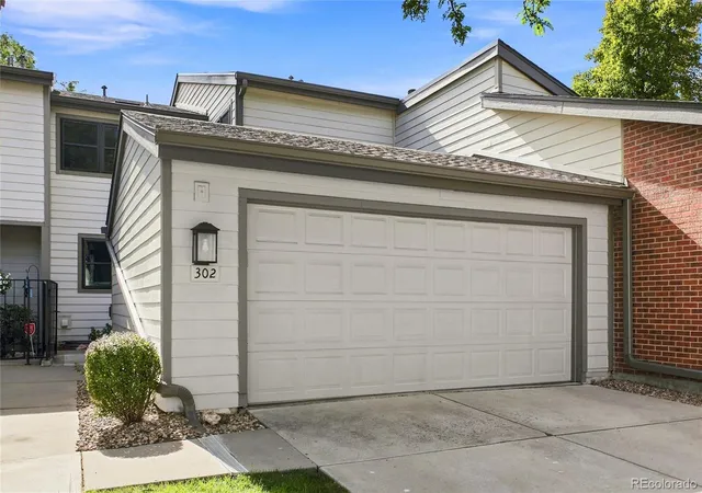 Townhouse for sale at 7925 W Layton Ave #302, Littleton, CO 80123 | MLS# 4587741