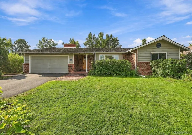 Photo 3 of Single family home for sale at 6852 W Eldorado Pl, Lakewood, CO 80227 | MLS# 2323260 | Listing updated on 2026-10-16