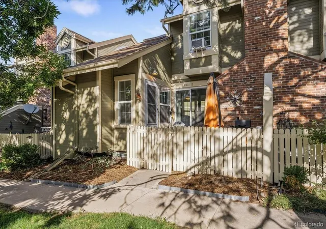 Photo 3 of Townhouse for sale at 2011 S Helena St #D, Aurora, CO 80013 | MLS# 8414117 | Listing updated on 2026-09-18