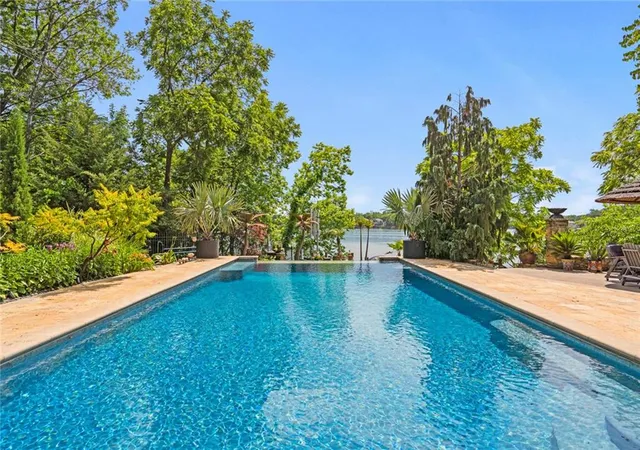 Photo 3 of Sale Pending at 472 N Winnebago Dr, Lake Winnebago, MO 64034 | MLS# 2524570 | Listing updated on 2026-09-17