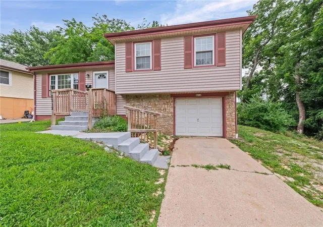 Photo 2 of Sale Pending at 8212 Ne 51st St, Kansas City, MO 64119 | MLS# 2546728 | Listing updated on 2026-09-16