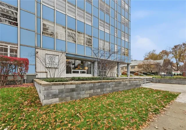 Photo 3 of Sale Pending at 333 W Meyer Blvd #1104, Kansas City, MO 64113 | MLS# 2582065 | Listing updated on 2026-09-16