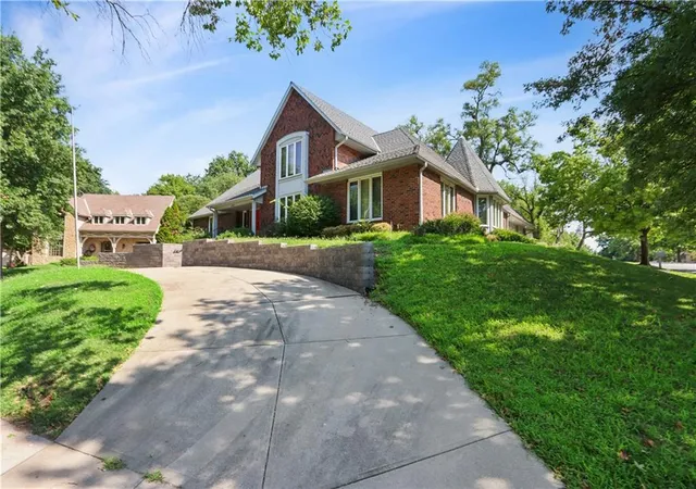 Photo 4 of Single family home for sale at 10052 Hemlock Dr, Overland Park, KS 66212 | MLS# 2597630 | Listing updated on 2026-09-16