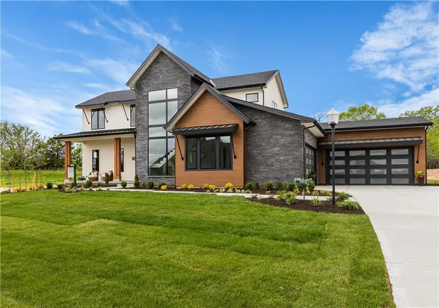 Photo 2 of Single family home for sale at 7470 Nw Fawn Ave, Kansas City, MO 64152 | MLS# 2610223 | Listing updated on 2026-09-17