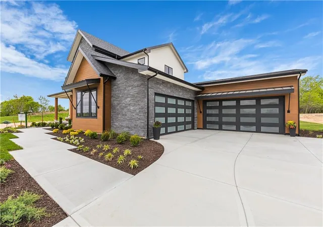 Photo 4 of Single family home for sale at 7470 NW Fawn Ave, Kansas City, MO 64152 | MLS# 2610223 | Listing updated on 2026-09-17