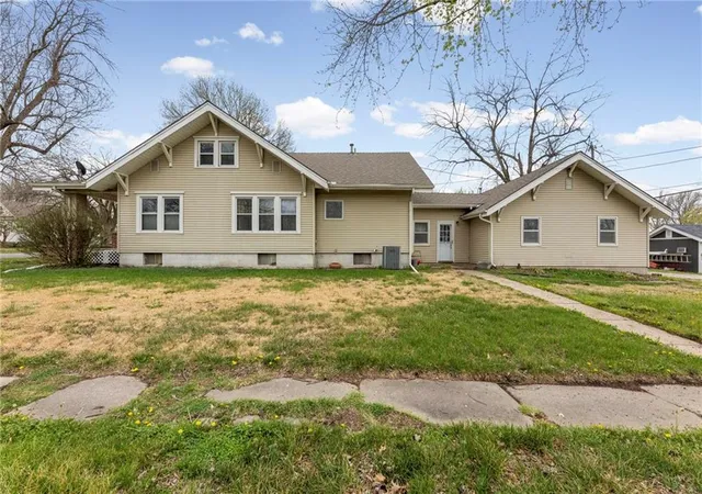 Photo 3 of Single family home for sale at 602 Oak St, Wellsville, KS 66092 | MLS# 2611928 | Listing updated on 2026-09-25