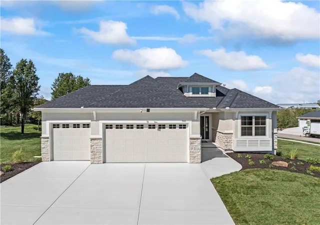 Photo 3 of Single family home for sale at 500 Bentwater Dr, Raymore, MO 64083 | MLS# 2612137 | Listing updated on 2026-09-16
