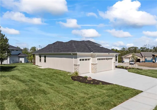 Photo 4 of Single family home for sale at 500 Bentwater Dr, Raymore, MO 64083 | MLS# 2612137 | Listing updated on 2026-09-16
