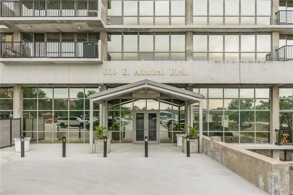 Listing Photo 2 - Condo for sale in The View located at 600 Admiral Blvd, Kansas City, MO 64106 - Unit #1505