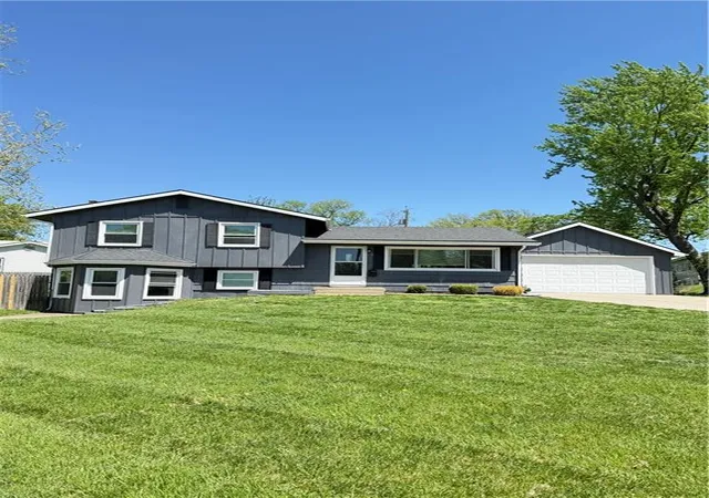 Photo 1 of Single family home for sale at 604 Nw Carroll Dr, Lee's Summit, MO 64063 | MLS# 2616016 | Listing updated on 2026-09-16