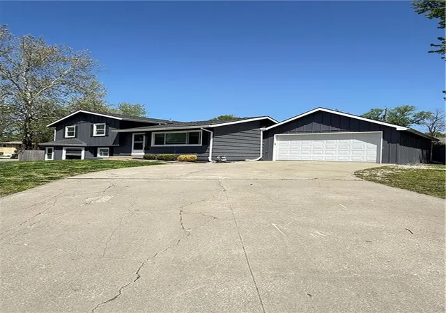 Photo 2 of Single family home for sale at 604 Nw Carroll Dr, Lee's Summit, MO 64063 | MLS# 2616016 | Listing updated on 2026-09-16