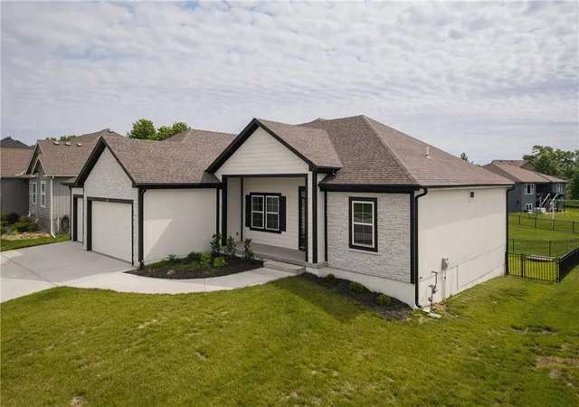 Photo 3 of Single family home for sale at 2211 Prairie Crk Dr, Kearney, MO 64060 | MLS# 2619550 | Listing updated on 2026-09-16