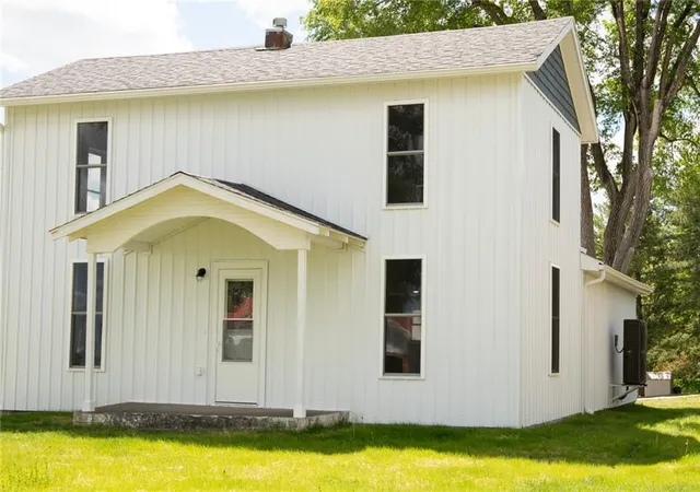 Photo 3 of Sale Pending at 302 Little Brick Rd, Cameron, MO 64429 | MLS# 2619692 | Listing updated on 2026-09-17