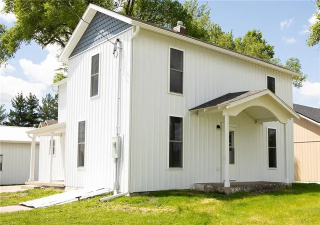 Photo 4 of Sale Pending at 302 Little Brick Rd, Cameron, MO 64429 | MLS# 2619692 | Listing updated on 2026-09-17