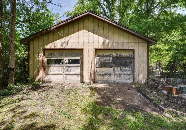 Photo 4 of Sale Pending at 8667 Markham Rd, Richmond, MO 64085 | MLS# 2620095 | Listing updated on 2026-10-09