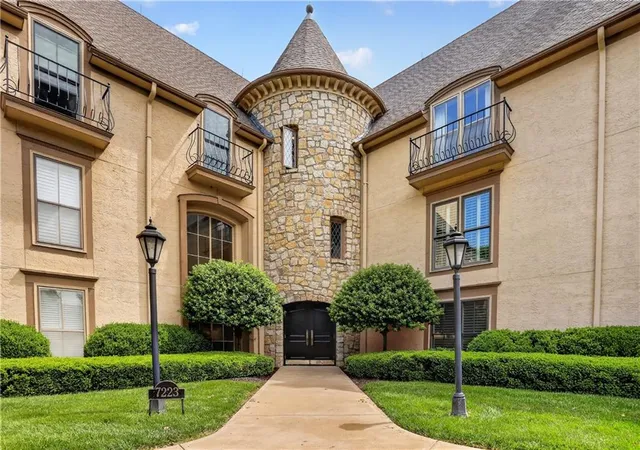 Photo 1 of Sale Pending at 7223 Mission Rd #103, Prairie Village, KS 66208 | MLS# 2620734 | Listing updated on 2026-10-02