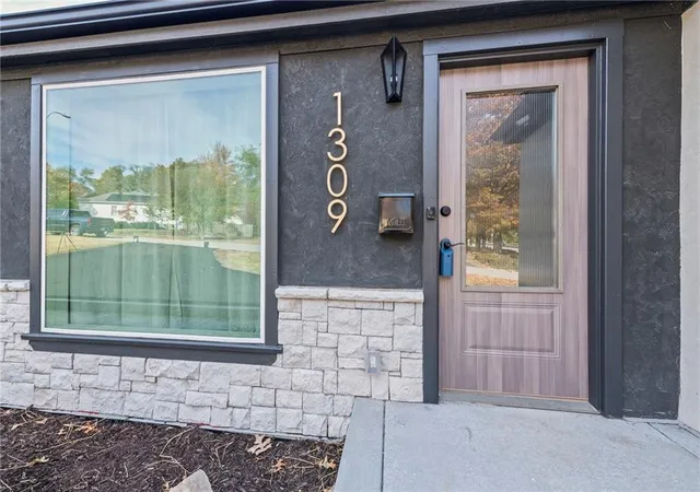 Photo 3 of Single family home for sale at 1309 W 100th Terrace, Kansas City, MO 64114 | MLS# 2621289 | Listing updated on 2026-09-17