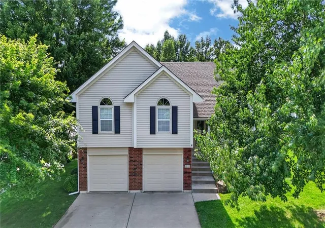 Photo 1 of Single Family Residence at 212 SE Bingham Dr, Lee's Summit, MO 64063 | MLS# 2621556 | | Sold on 2026-09-08