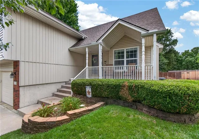 Photo 2 of Single Family Residence at 212 SE Bingham Dr, Lee's Summit, MO 64063 | MLS# 2621556 | | Sold on 2026-09-08