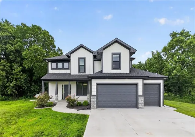 Single family home for sale at 20194 207th Street, Tonganoxie, KS 66086 | MLS# 2622030