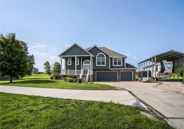 Single family home for sale at 16963 Auburn Ct, Bonner Springs, KS 66012 | MLS# 2622847