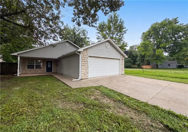 Photo 1 of Single family home for sale at 905 S Butler Ter, Harrisonville, MO 64701 | MLS# 2623413 | Listing updated on 2026-09-17