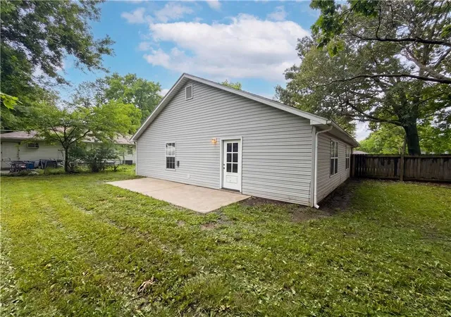 Photo 4 of Single family home for sale at 905 S Butler Ter, Harrisonville, MO 64701 | MLS# 2623413 | Listing updated on 2026-09-17