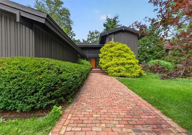 Photo 3 of Sale Pending at 1024 Huntington Rd, Kansas City, MO 64113 | MLS# 2625993 | Listing updated on 2026-09-17