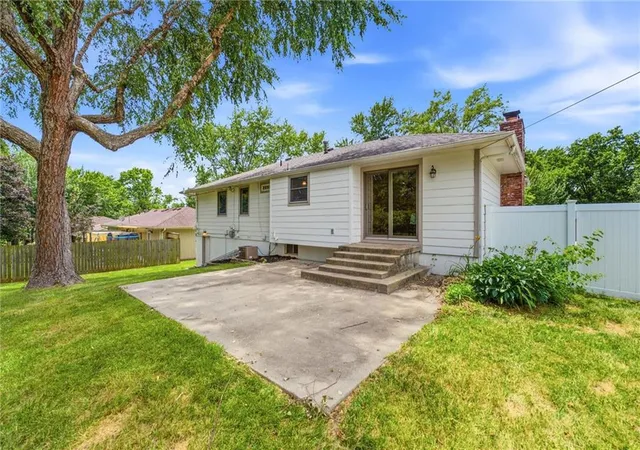 Photo 2 of Single family home for sale at 305 Sw Marion Ln, Lee's Summit, MO 64081 | MLS# 2627204 | Listing updated on 2026-09-16