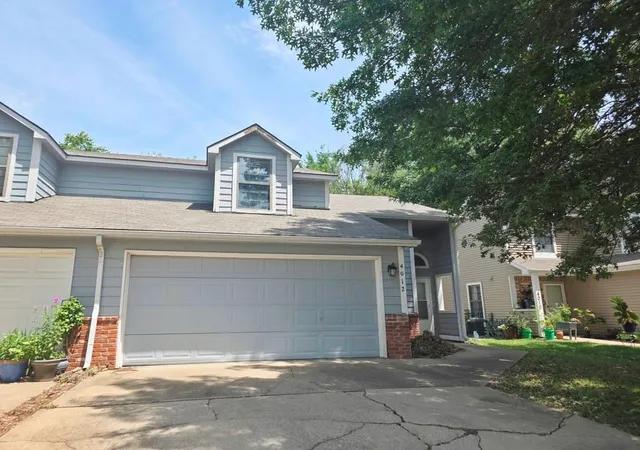 Townhouse for sale at 4012 Overland Dr, Lawrence, KS 66049 | MLS# 2628058