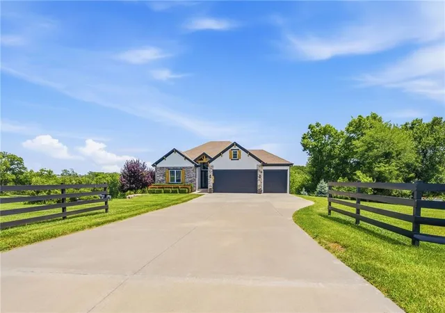 Photo 3 of Single family home for sale at 12001 S Eagle Crst Dr, Lees Summit, MO 64086 | MLS# 2628351 | Listing updated on 2026-10-19
