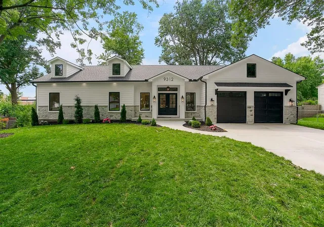Single Family Residence at 9312 Mohawk Ln, Leawood, KS 66206 | MLS# 2628626 | | Sold on 2026-09-17