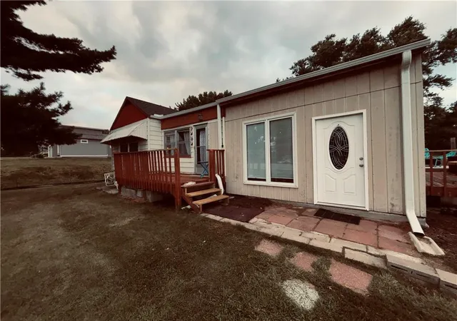 Photo 3 of Single family home for sale at 2404 Ne 72nd Street, Kansas City, MO 64118 | MLS# 2631681 | Listing updated on 2026-09-17