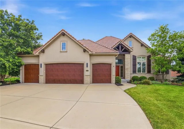 Photo 2 of Single family home for sale at 6119 Southlake Dr, Kansas City, MO 64152 | MLS# 2631870 | Listing updated on 2026-10-03