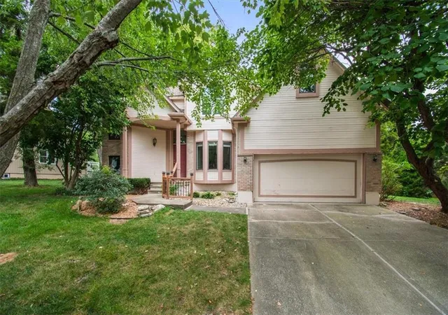 Photo 1 of Single family home for sale at 2823 S Stoneridge Dr, Blue Springs, MO 64015 | MLS# 2632023 | Listing updated on 2026-09-16