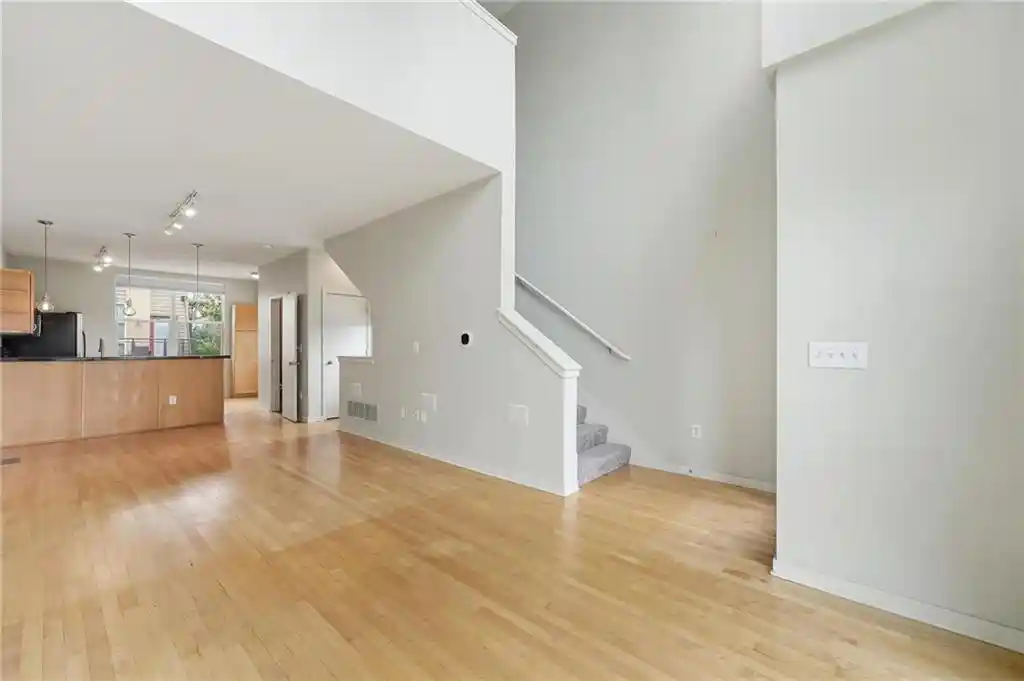 Listing Photo 2 - Condo for sale in 4577 Madison Ave located at 4577 Madison Ave, Kansas City, MO 64111 - Unit #E4