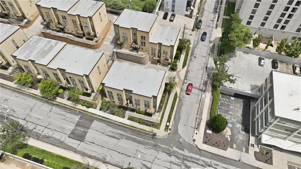 Listing Photo 26 - Condo for sale in 4577 Madison Ave located at 4577 Madison Ave, Kansas City, MO 64111 - Unit #E4