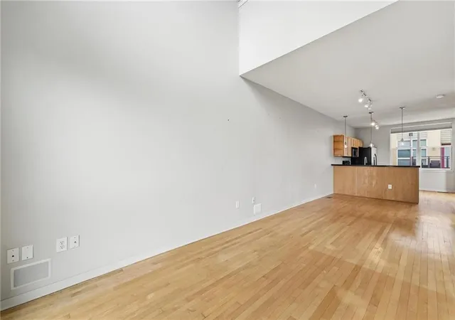 Listing Photo 3 - Condo for sale in building located at 4577 Madison Ave, Kansas City, MO 64111 - Unit #E4