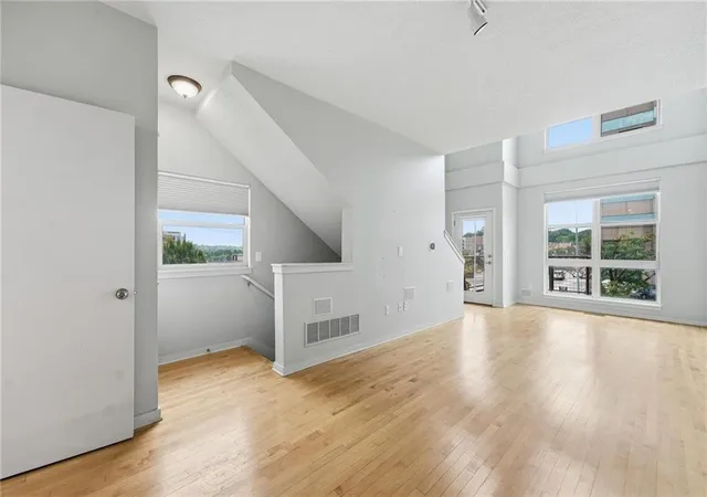 Listing Photo 4 - Condo for sale in building located at 4577 Madison Ave, Kansas City, MO 64111 - Unit #E4
