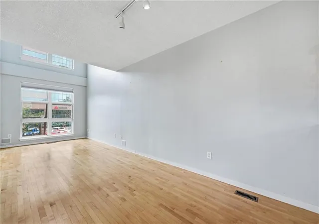 Listing Photo 5 - Condo for sale in building located at 4577 Madison Ave, Kansas City, MO 64111 - Unit #E4
