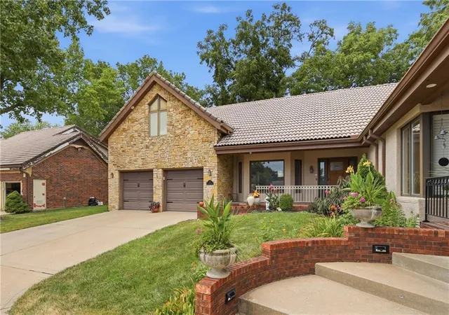 Photo 1 of Townhouse for sale at 10 The Woodlands, Kansas City, MO 64119 | MLS# 2632817 | Listing updated on 2026-09-16