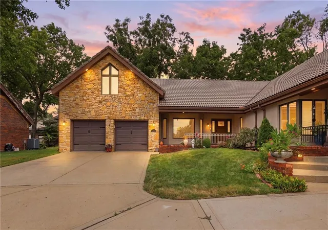 Photo 2 of Townhouse for sale at 10 The Woodlands, Kansas City, MO 64119 | MLS# 2632817 | Listing updated on 2026-09-16