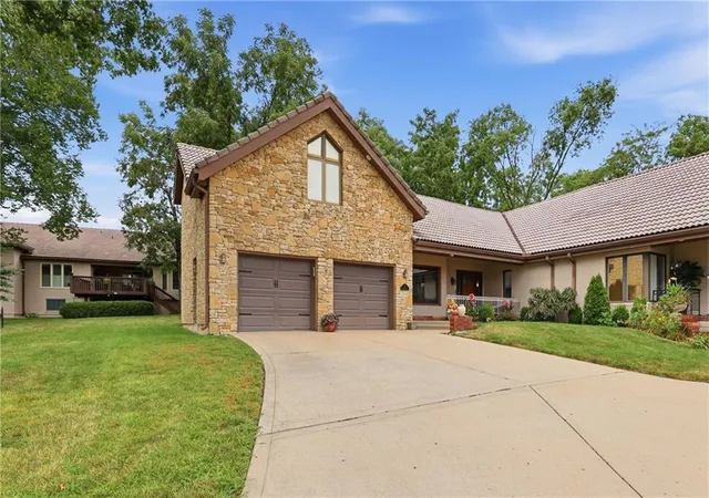 Photo 3 of Townhouse for sale at 10 The Woodlands, Kansas City, MO 64119 | MLS# 2632817 | Listing updated on 2026-09-16