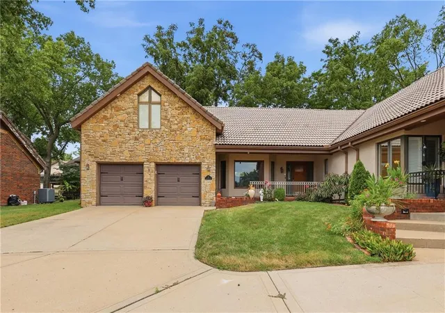 Photo 3 of Townhouse for sale at 10 The Woodlands, Kansas City, MO 64119 | MLS# 2632817 | Listing updated on 2026-09-16